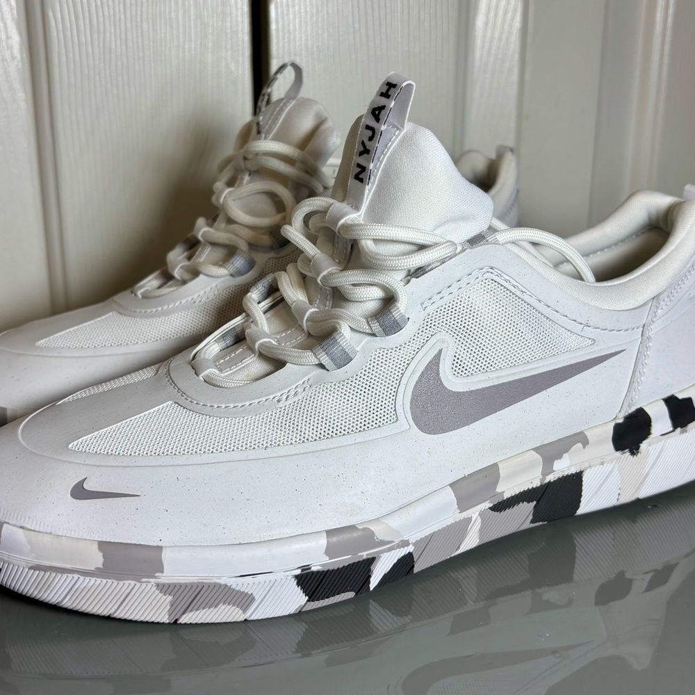Nike Men's White and Light Gray Sneakers